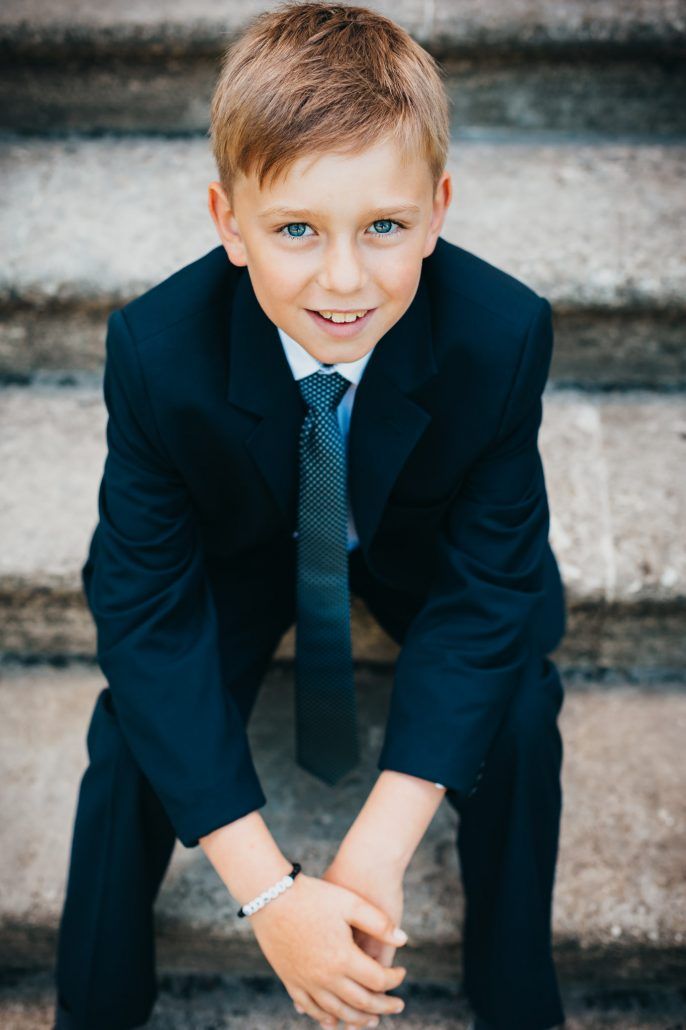 Portrait von einen Jungen im Anzug am Tag seiner Kommunion - Foto vom Fotograf
