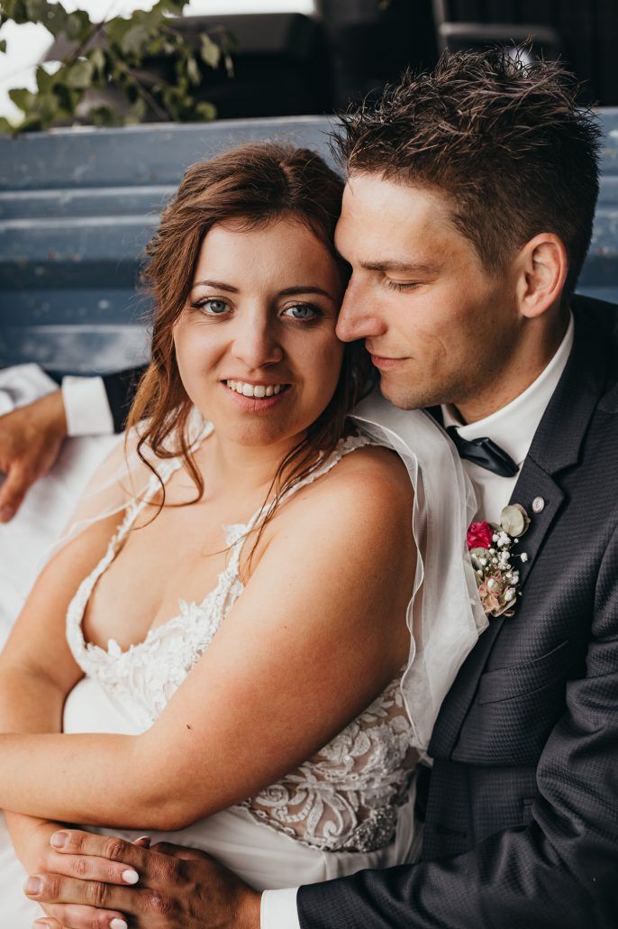 Hochzeitsfoto mit Brautpaar, das sich im ARM liegt