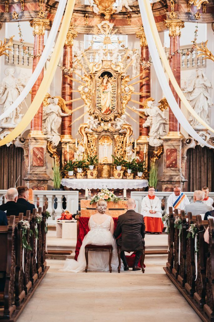 Brautpaar sitzend vor dem Altar