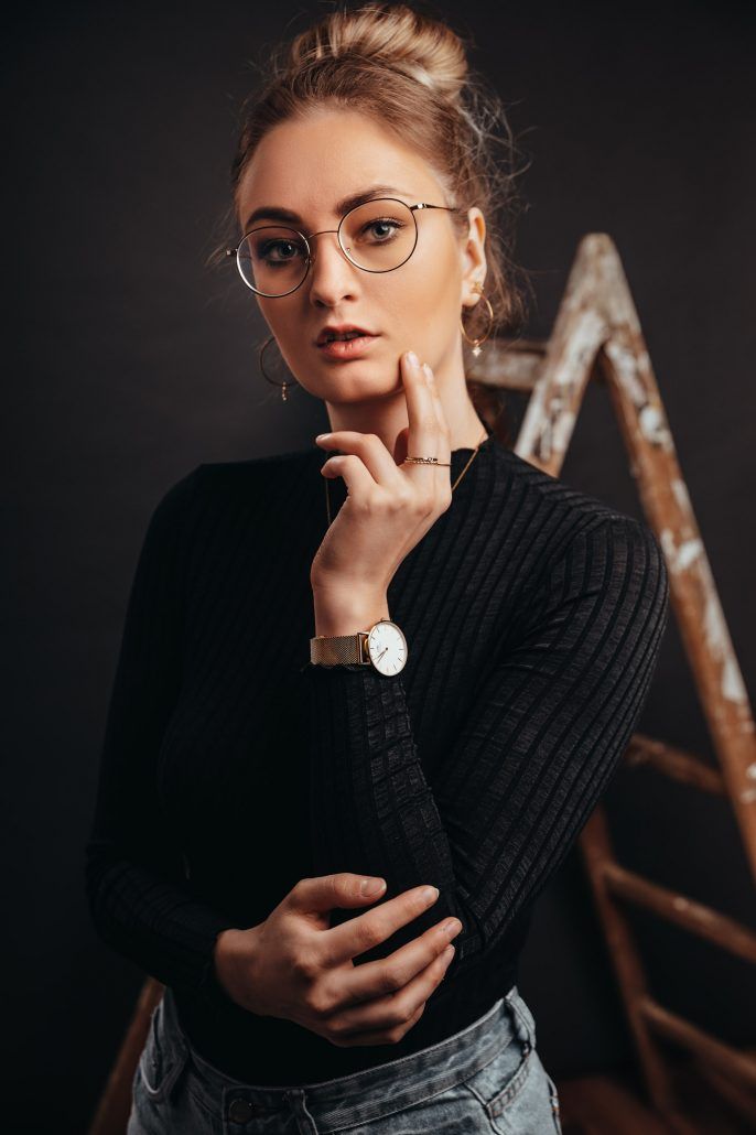 Studioportrait von junger Frau mit Brille und Zopf - Foto vom Fotograf