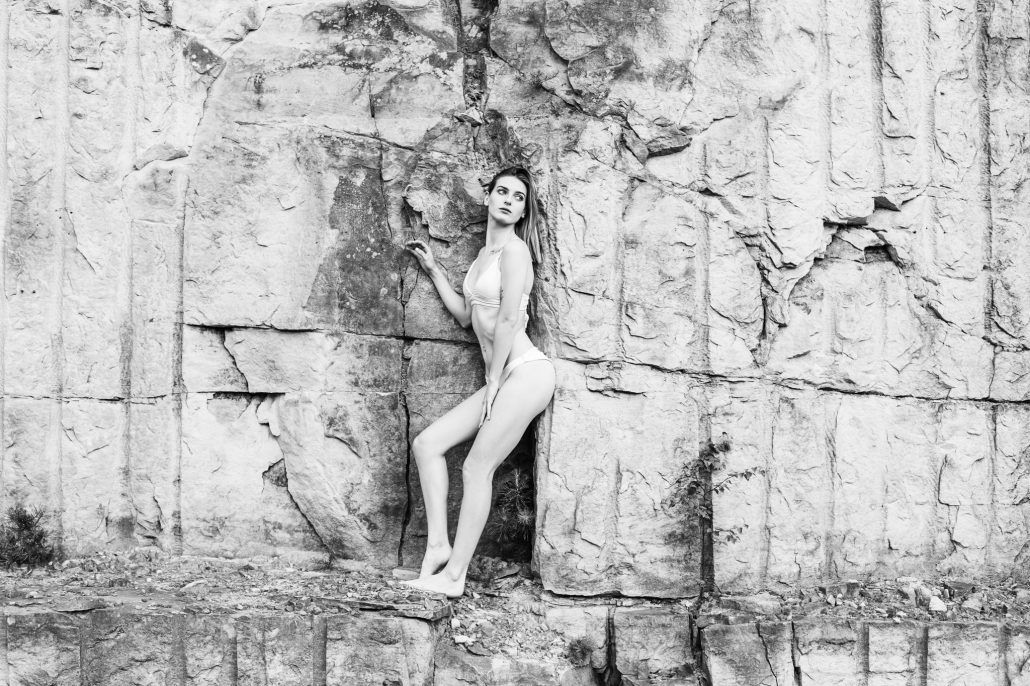 sensual Portrait einer schlanke Frau steht im Bikini in einer Felswand