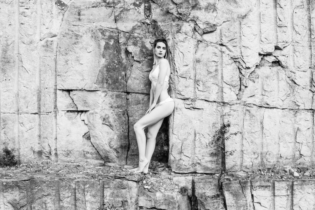 sensual Portrait einer schlanke Frau steht im Bikini im Steinbruch