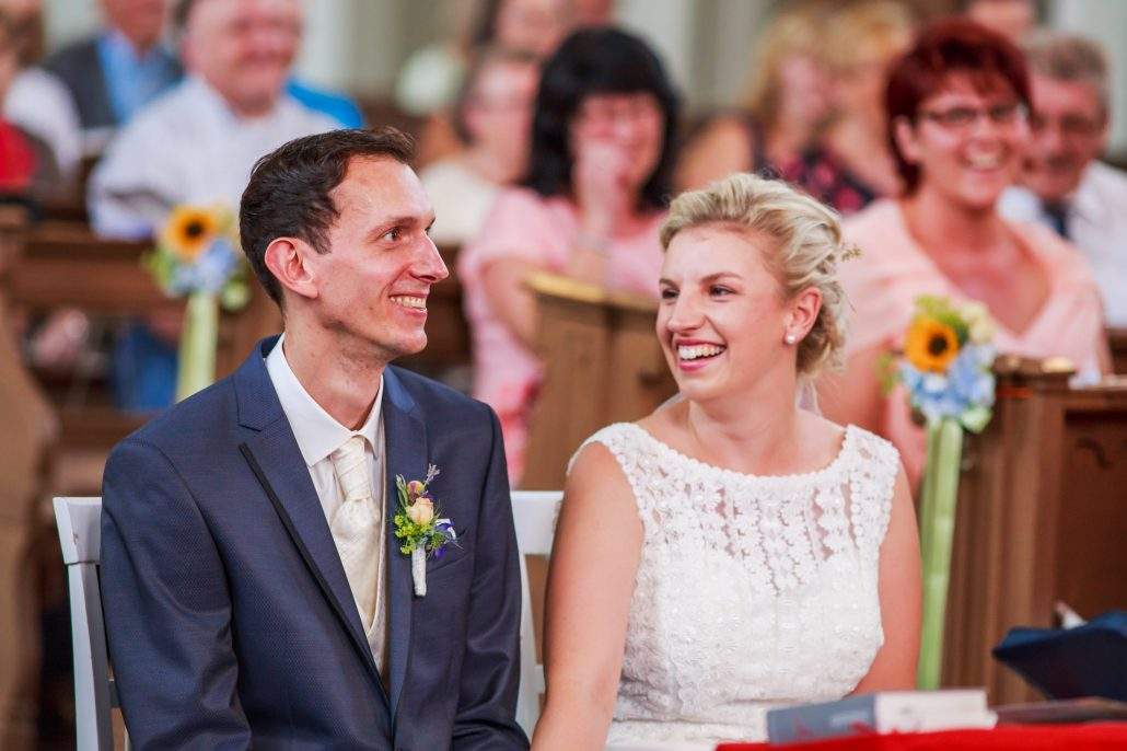 Braut lacht vor Freude in der Kirche von Eltmann