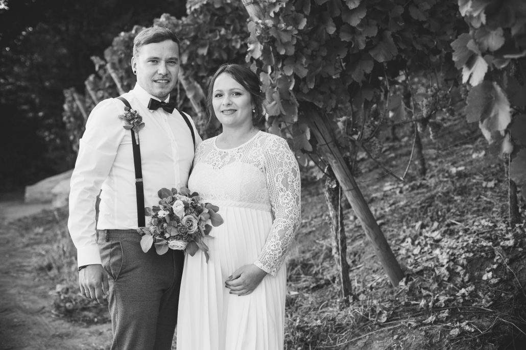 Brautpaar schaut in die Kamera vom Fotograf in den Weinbergen im Kreis Schweinfurt