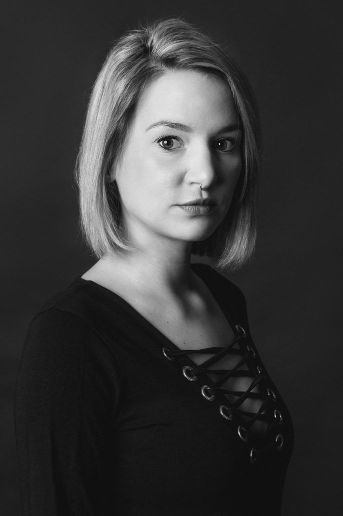 Portrait in schwarz weiß einer jungen Frau im Studio