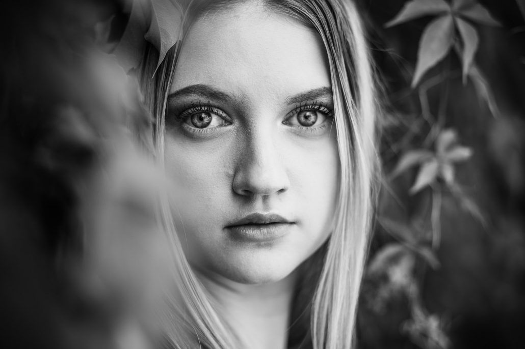 Portrait einer jungen blonden Frau 