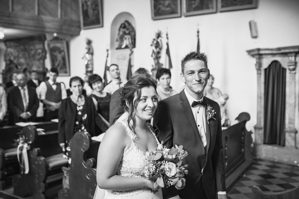 glückliches Brautpaar in der Kirche bei Bamberg