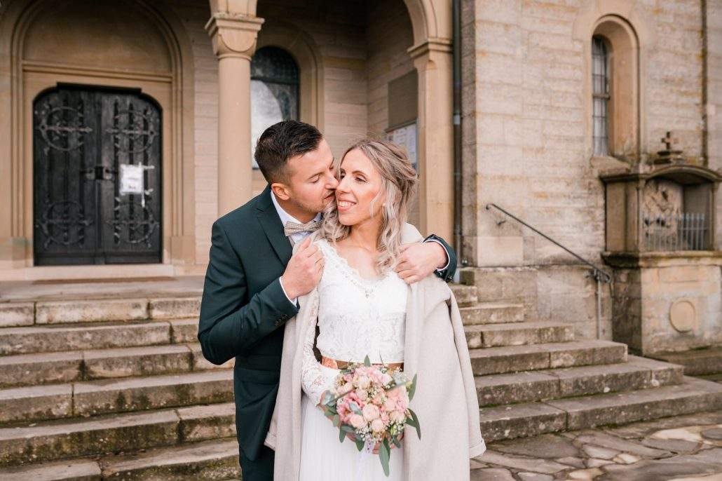Hochzeit im Februar Brautpaar steht vor dem Zeiler Käppele