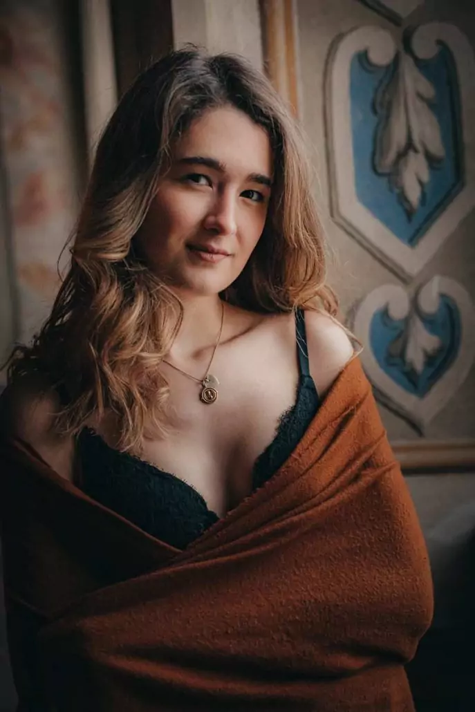 Junge Frau in Dessous die sich eine hüllt