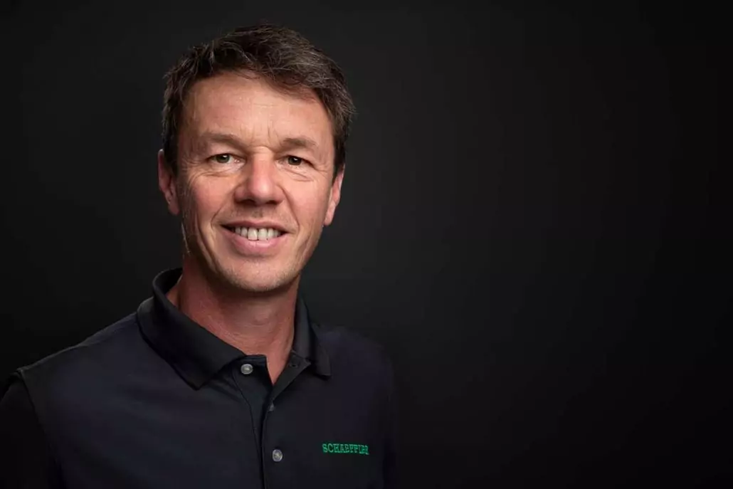 Business Portrait von Mann im Poloshirt mit Firmenlogo - Business Portraits vom Fotograf