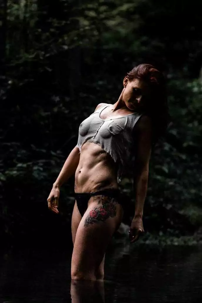 wet T-Shirt Aufnahme einer sportlichen Frau in einen nassen Oberteil