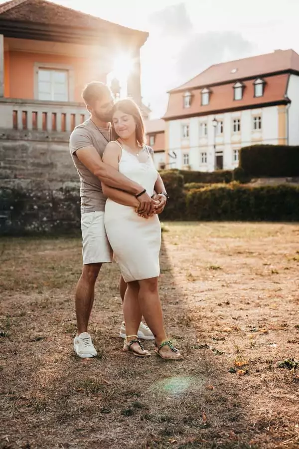 Pärchen liegt sich im Arm im Schloss Gleisenau bei Sonnenuntergang - Foto vom Fotograf