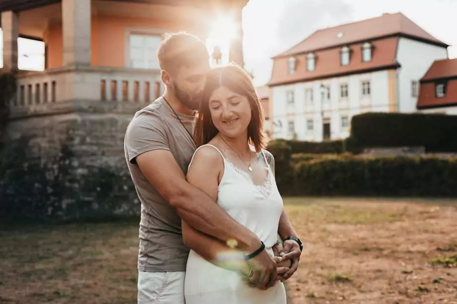 Pärchen liegt sich im Arm im Schloss Gleisenau bei Sonnenuntergang