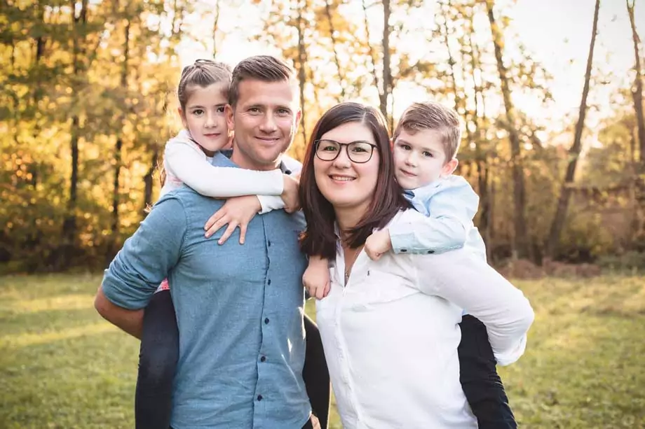 Glückliche Familie beim Fotoshooting im Herbst