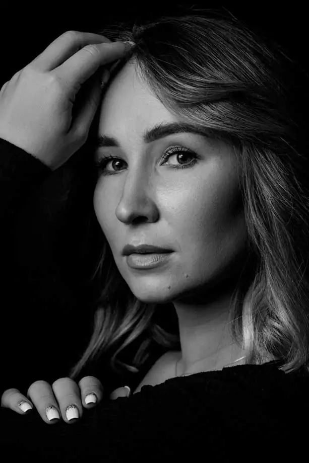 schwarzweiß Lowkey Portrait einer bloden Frau im Fotostudio