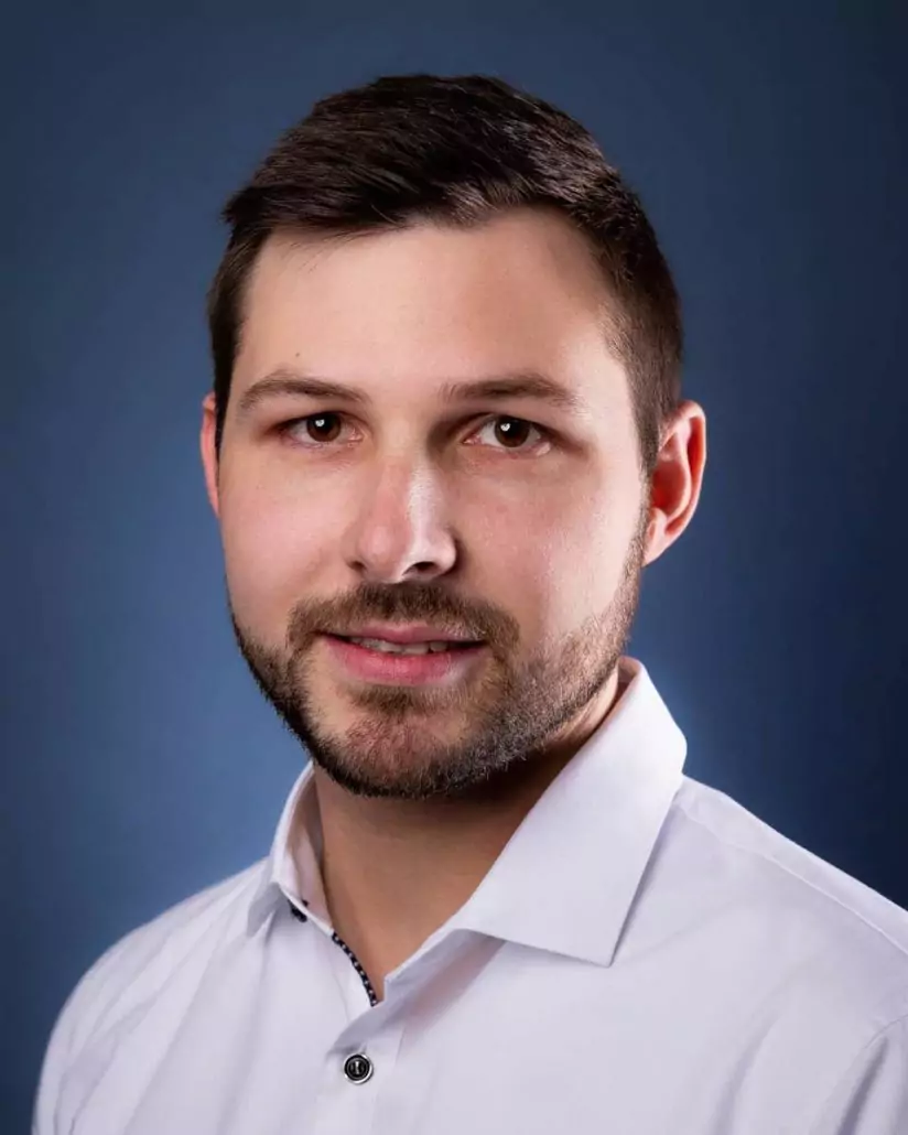 Business Portrait von Mann im Hemd - Bewerbungsfoto vom Fotograf