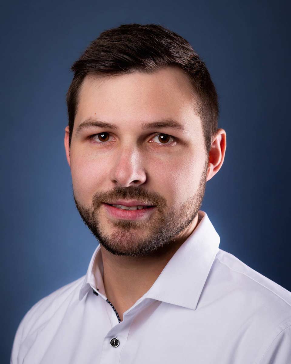 Business Portrait von Mann im Hemd das er als Bewerbungsfoto nutzt
