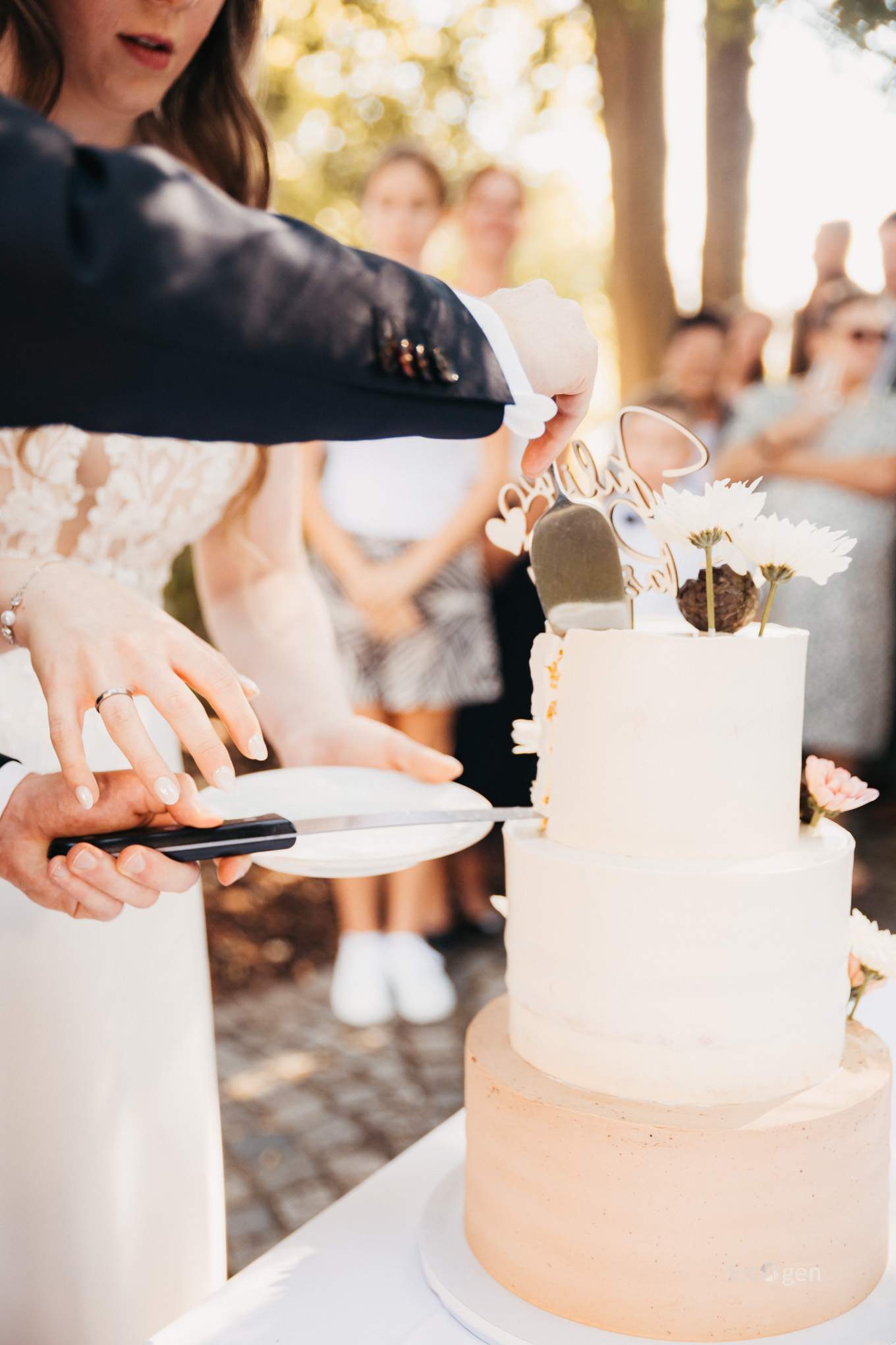Nahaufnahme Hochzeits torte anschneiden – Hochzeitsfotografie Bamberg